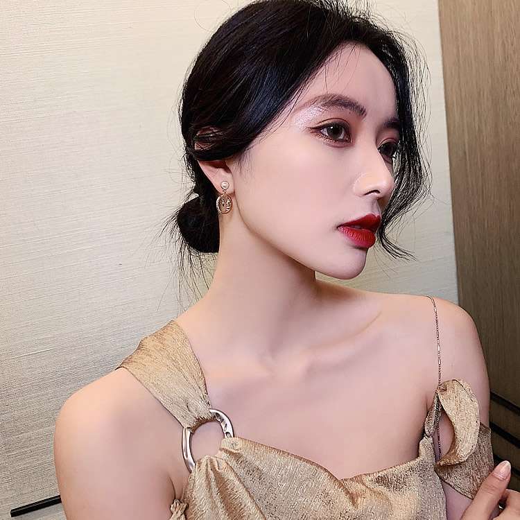 Space star moon asymmetrical earrings female Korean Internet red temperament earrings sterling silver silver needle earrings falling ears Ding minority Specification drawing