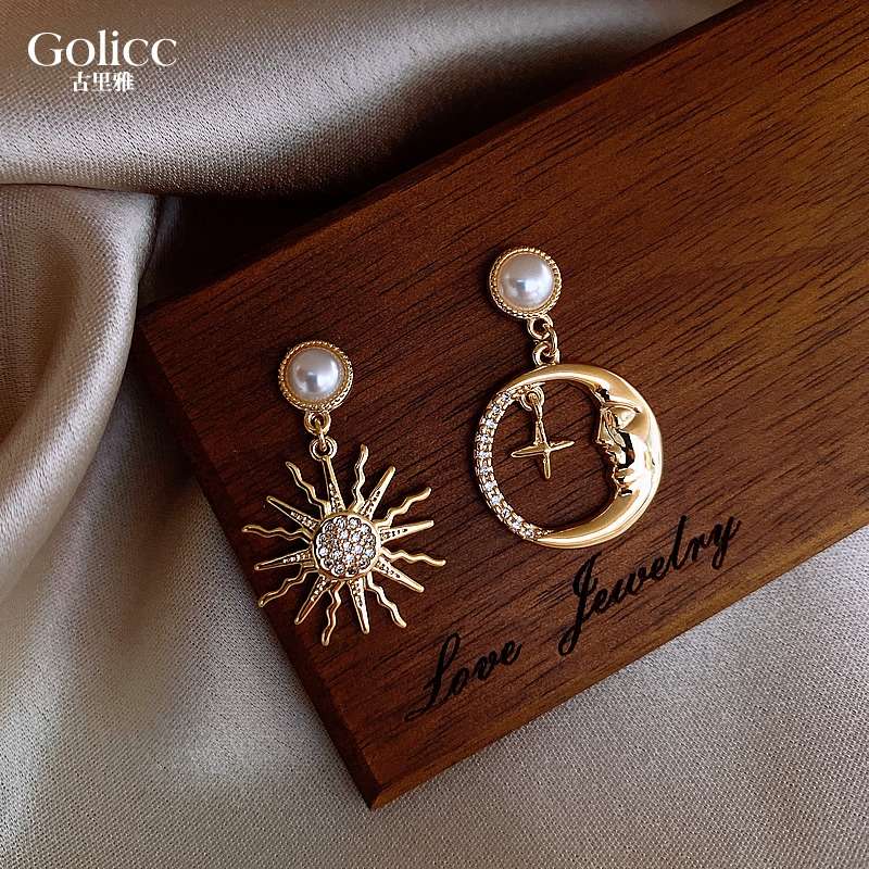 Space star moon asymmetrical earrings female Korean Internet red temperament earrings sterling silver silver needle earrings falling ears Ding minority details Picture