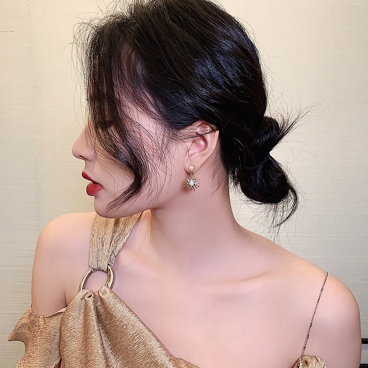 Space star moon asymmetrical earrings female Korean Internet red temperament earrings sterling silver silver needle earrings falling ears Ding minority undefined
