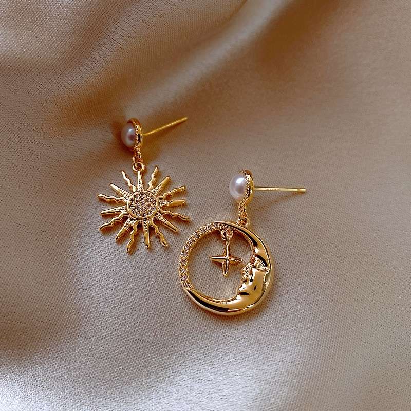 Space star moon asymmetrical earrings female Korean Internet red temperament earrings sterling silver silver needle earrings falling ears Ding minority full figure