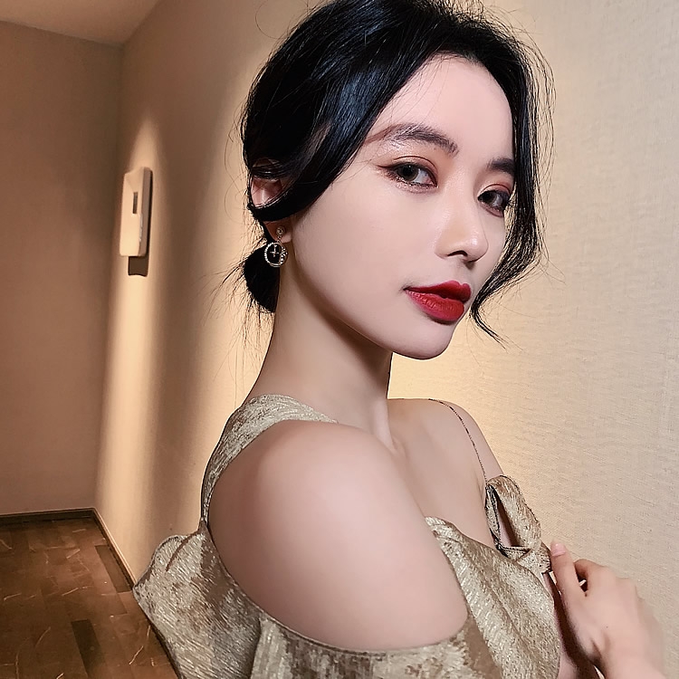 Space star moon asymmetrical earrings female Korean Internet red temperament earrings sterling silver silver needle earrings falling ears Ding minority Item Picture