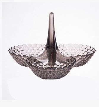 Creative multi-layered fruit platters for the living room, three-layer candy platters, heart platters, and fruit baskets in European style Application Scenario