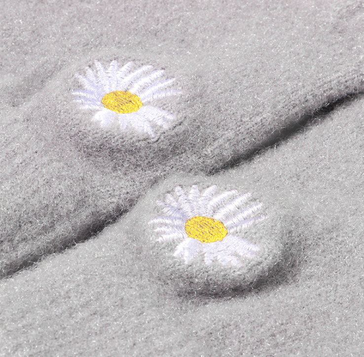 Winter simple Korean-style warm and cute little Daisy dew finger woolen gloves, women's half-finger gloves detail image 4