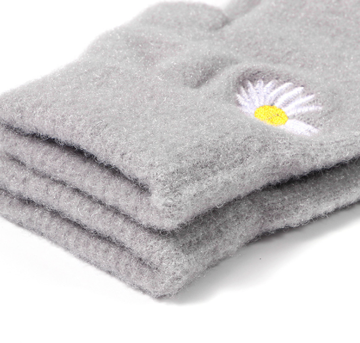 Winter simple Korean-style warm and cute little Daisy dew finger woolen gloves, women's half-finger gloves detail image 3