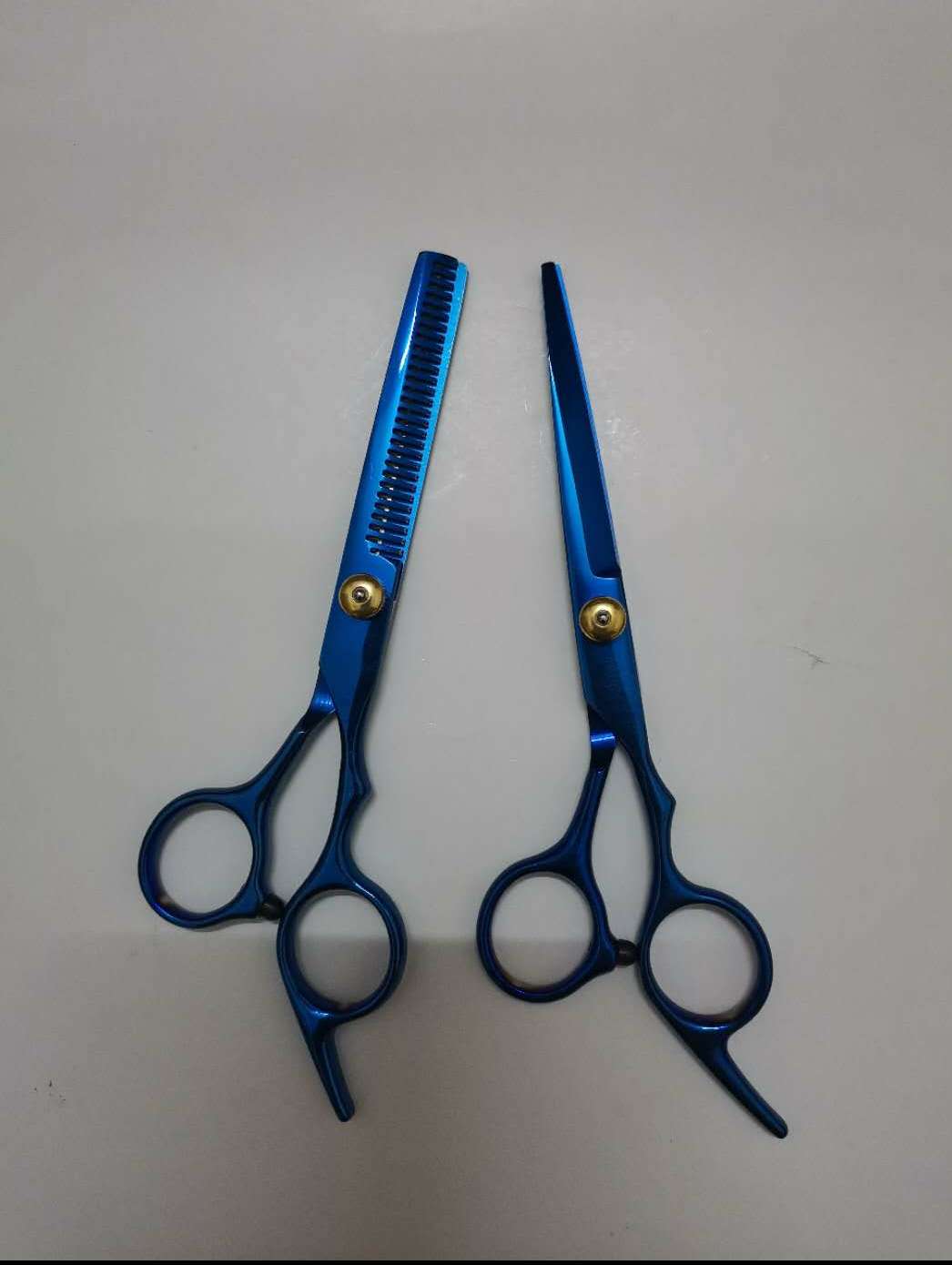 All-steel hairdressing scissors, tooth-shaped hairdressing scissors, flat-mouth hairdressing scissors, each in a single PVC bag. There are 10 sticks in one box and 100 sticks in one case. Volume: 0.03 cubic meters Application Scenario