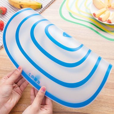 磨砂透明切菜板 厨房擀面板防磨防滑 大号创意塑料砧板详情图4