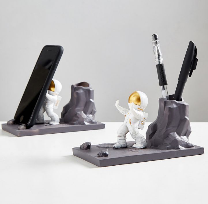 Creative Nordic resin astronaut pen holder mobile phone stand Office living room desktop decoration practical decoration small