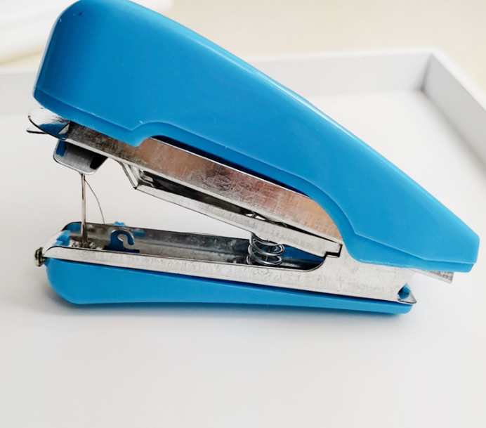 Manual sewing machine, portable small pocket sewing machine, mini household sewing machine detail image 4