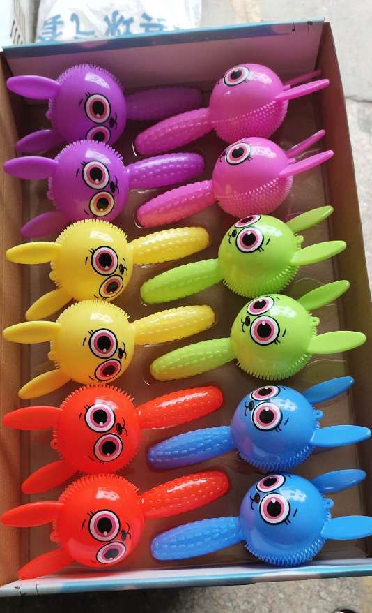 儿童乐趣新款手柄熊兔老虎马卡龙色闪光口哨球按摩球产品图