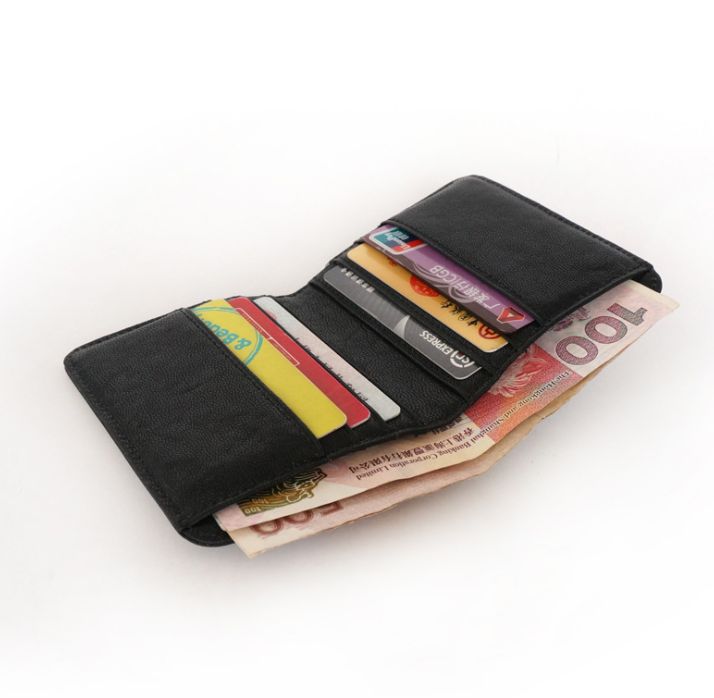 Customized genuine leather men's short mini wallet with multiple slots, vertical ultra-thin cowhide retro two-fold wallet holder Application Scenario
