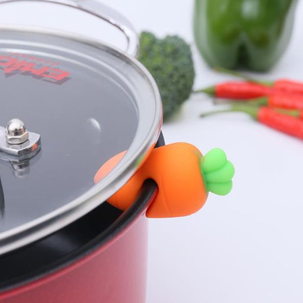 Carrot lid spill preventer