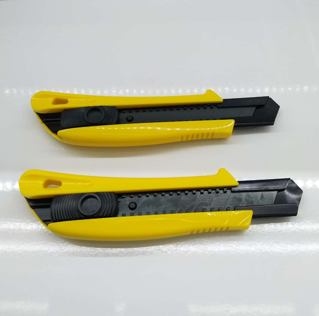 Scissors, utility knife, silver utility knife, woodworking knife, 1.8cm wide blade utility knife, paper cutter Application Scenario