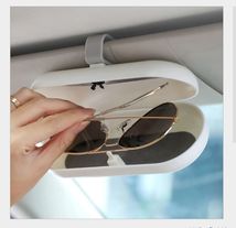 车载眼镜专用收纳盒防破碎带香薰片遮阳板通用款收纳墨镜盒子