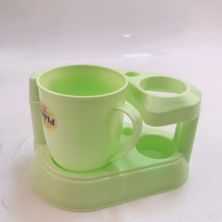Toothpaste and toothbrush integrated toothbrush cup