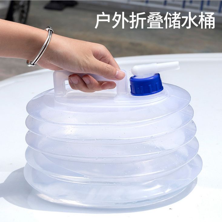 Carry the water bottle for the self-driving tour camp
