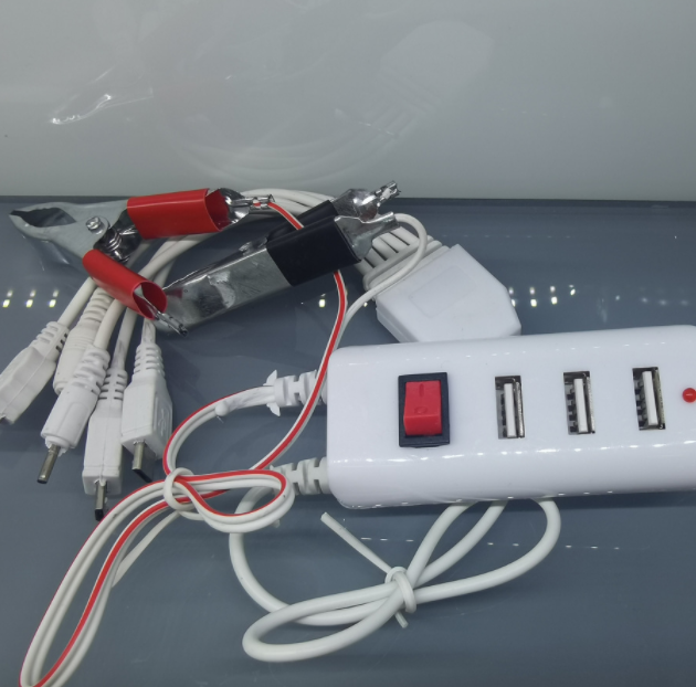 3USB带开关夹子车载充电器详情图2