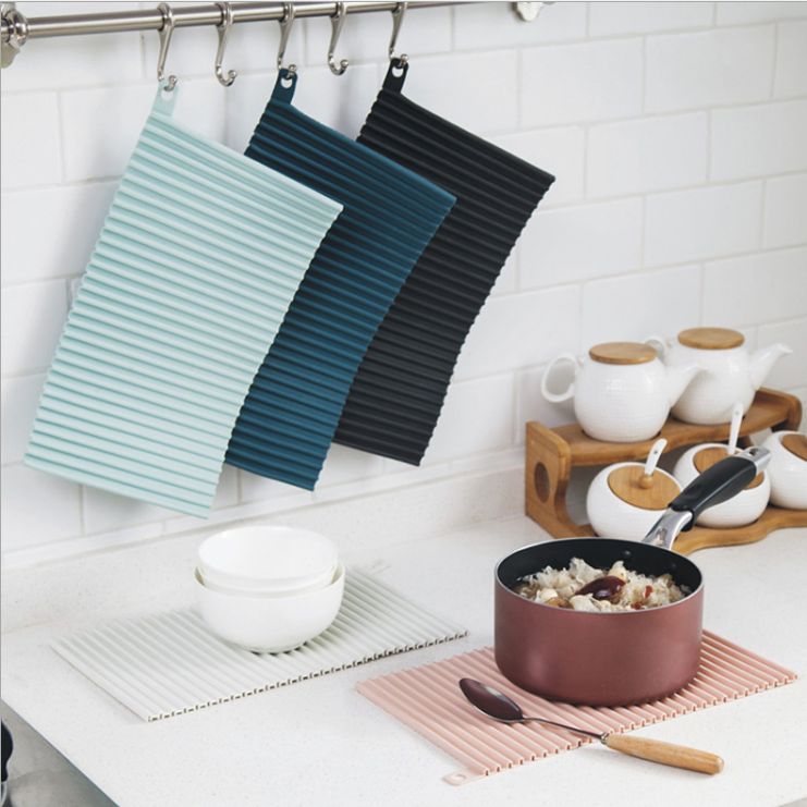 Heat-insulating table mat, heat-insulating table mat, water-draining mat