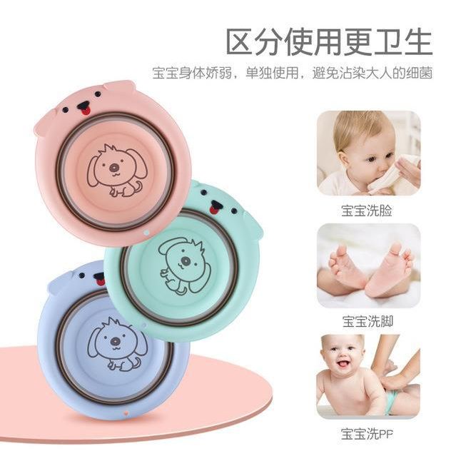 Wash the newborn baby's face at home