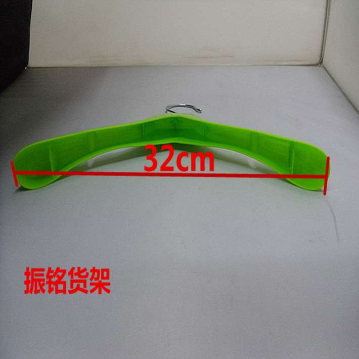 五彩儿童塑料衣架白底实物图