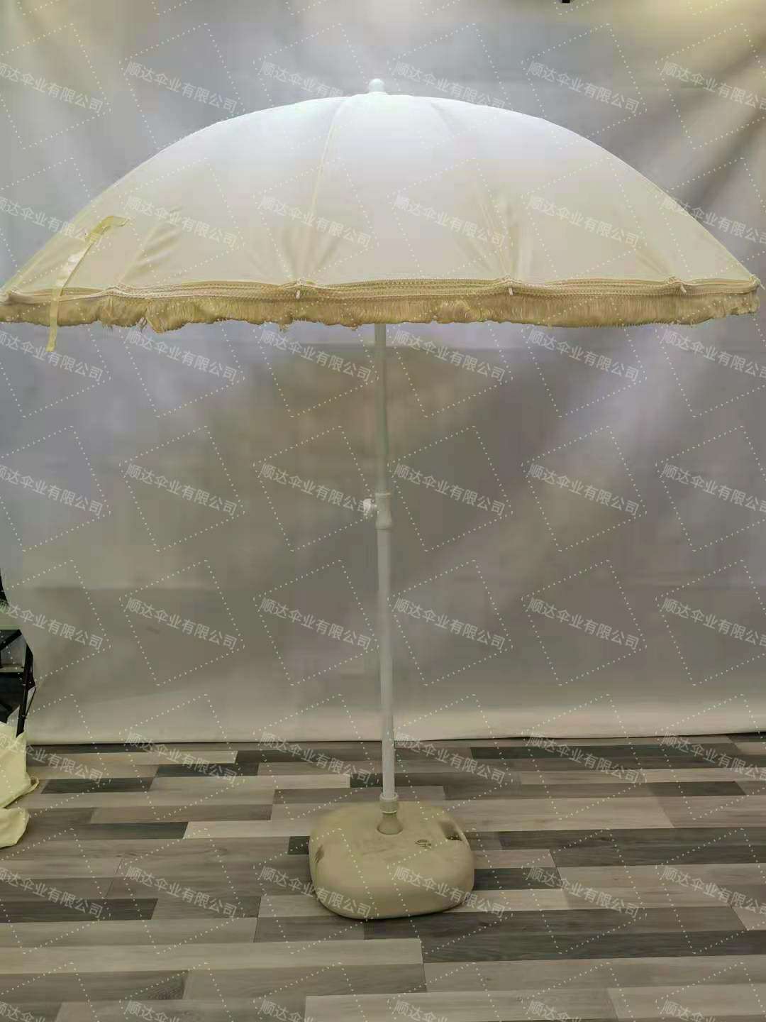 SDumbrella factory supplies outdoor 16-bone polyester beard edge umbrellas for sunshade Application Scenario