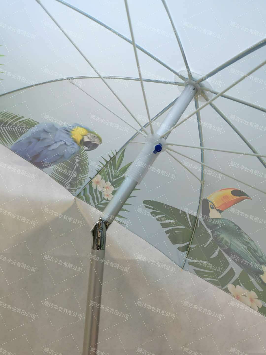 SDumbrella factory supplies new patterned aluminum tubes and fiberglass frames for outdoor beach umbrellas with heat transfer printing details Picture