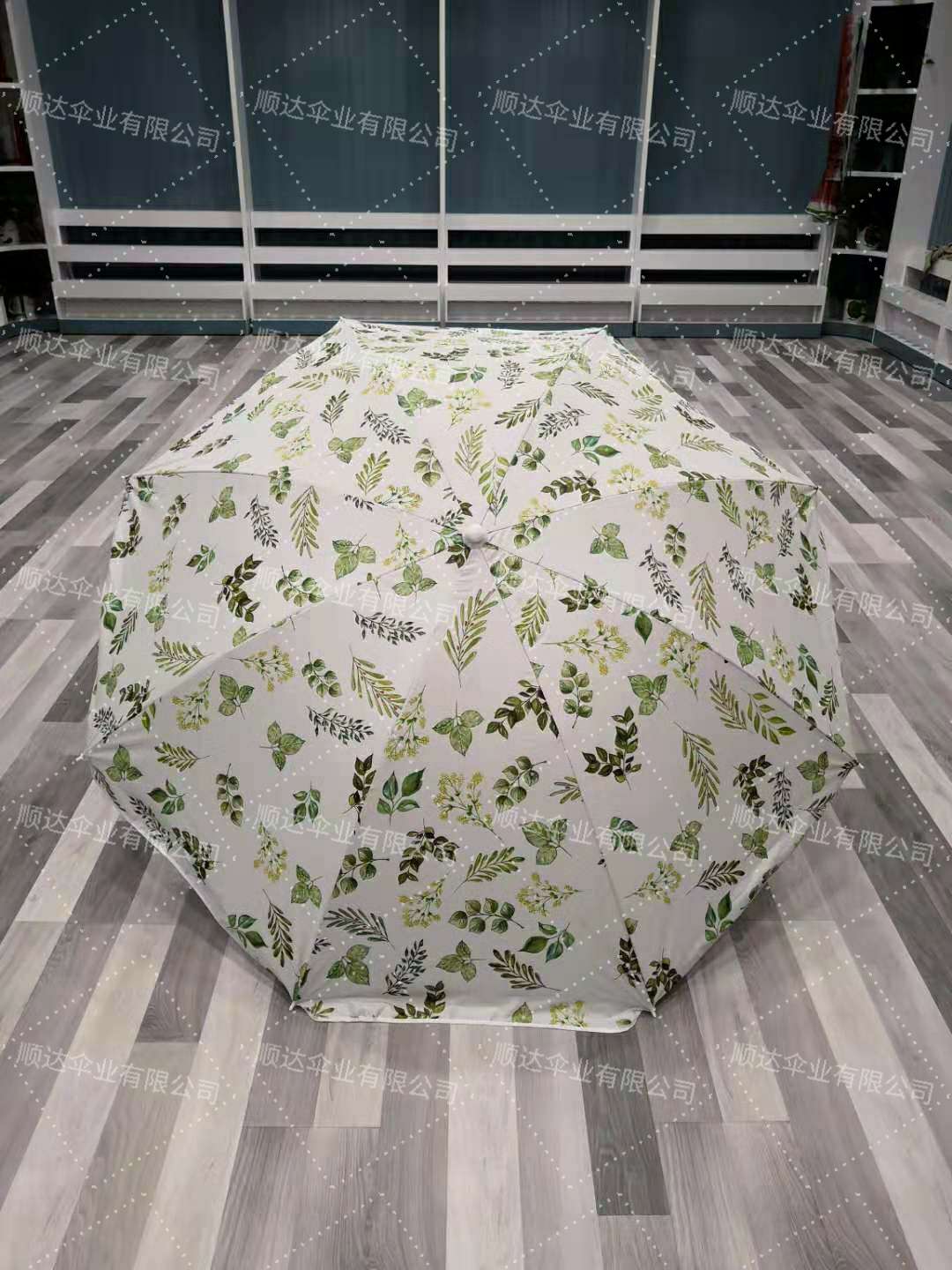 Factory direct sales outdoor beach umbrellas with silver gel for more efficient sun protection and diverse patterns details Picture