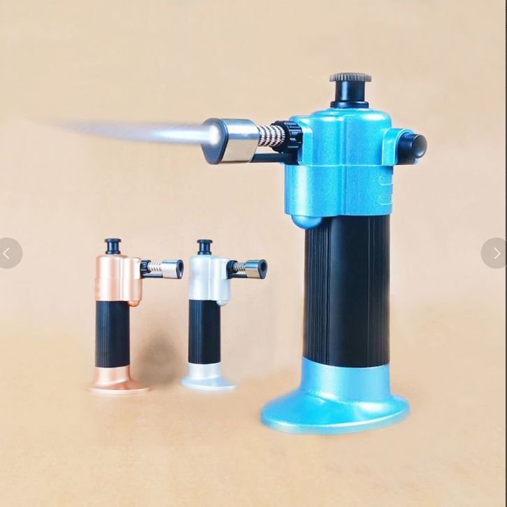 High-temperature inflatable kitchen flamethrower