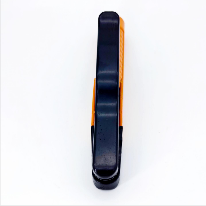 Welding pliers (orange and black) 800A Application Scenario