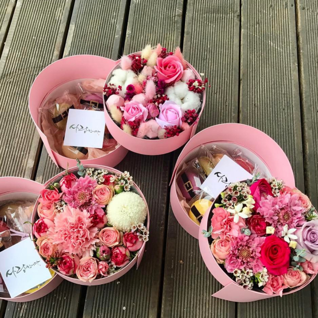 W9590/W9591/W9592/W9610
婚庆礼盒圆形双层旋转月饼零食PVC开鲜花礼盒