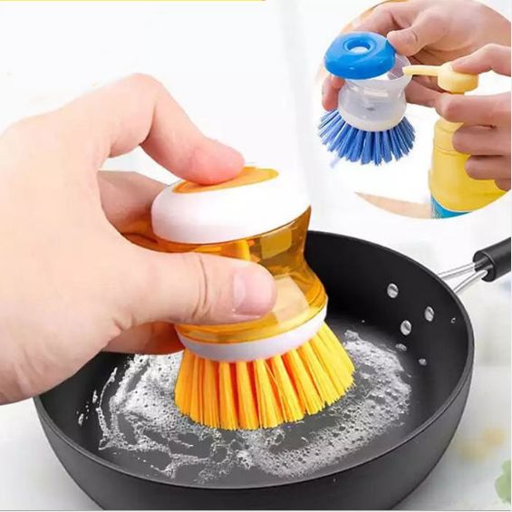 Automatic filling pan brush