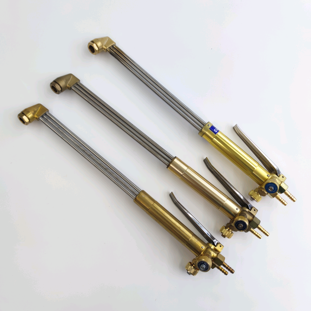 Hand-pressed isobaric flame oxygen cutting gun