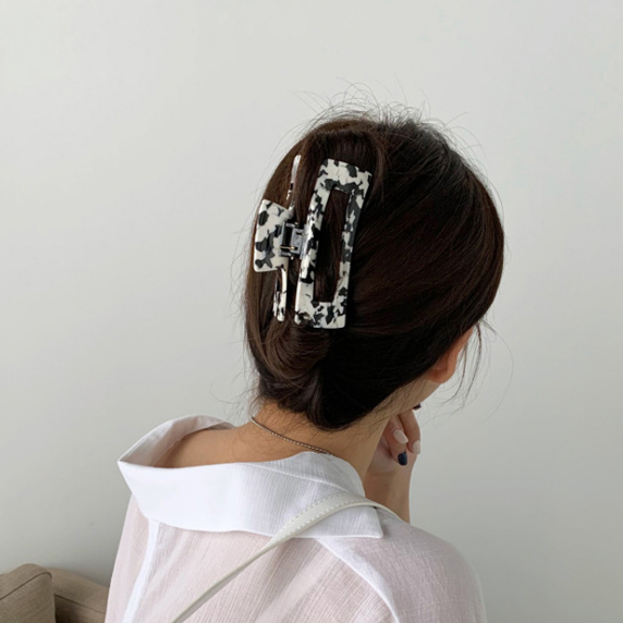 The Korean version of the popular rectangular grabber with trendy elements