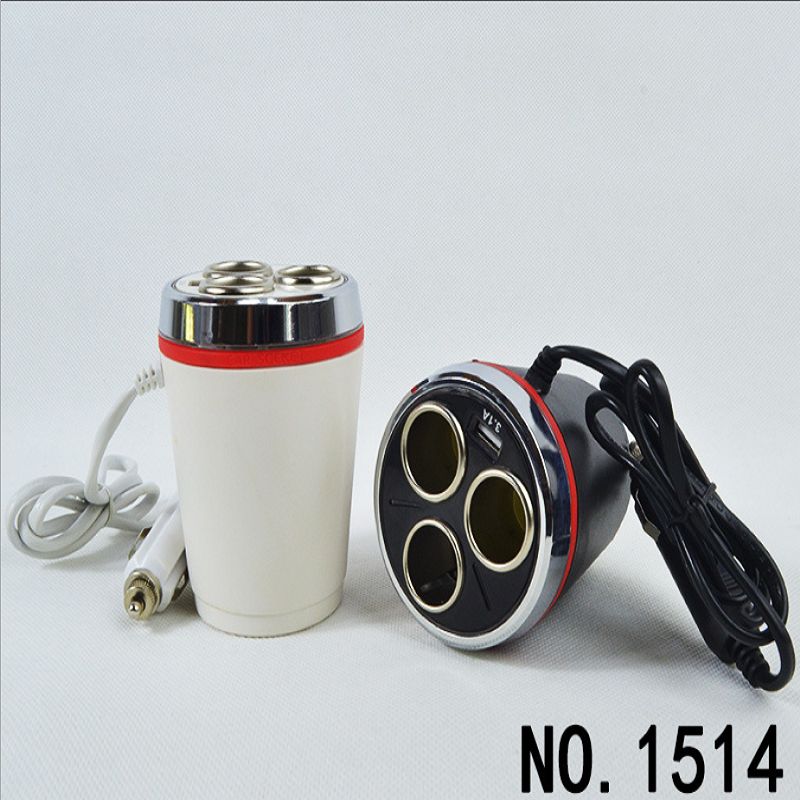 Un cargador de coche de tres tazas de remolque doble puerto usb un centavo cargador de coche de tres tazas