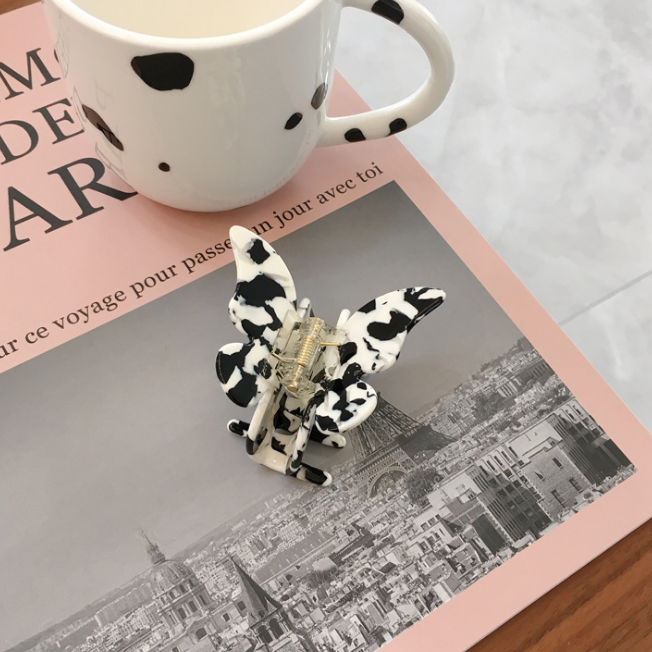A popular black and white blue and white porcelain pattern butterfly gripper