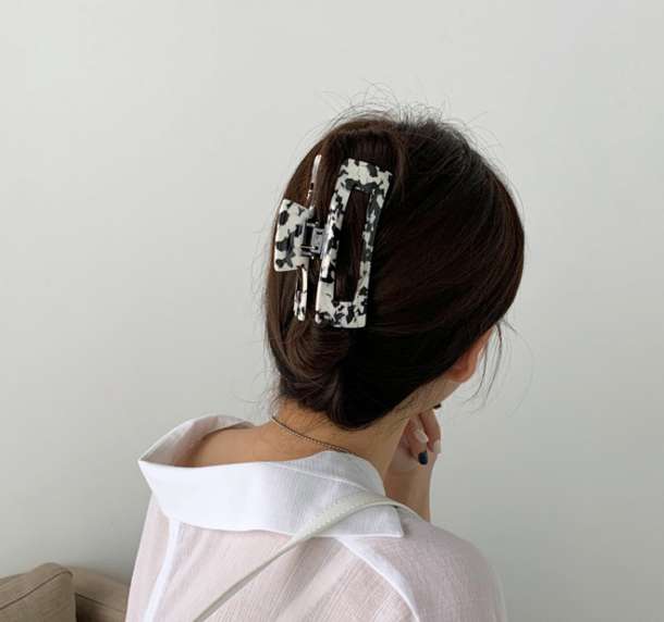 The Korean version of the popular rectangular grabber with trendy elements details Picture