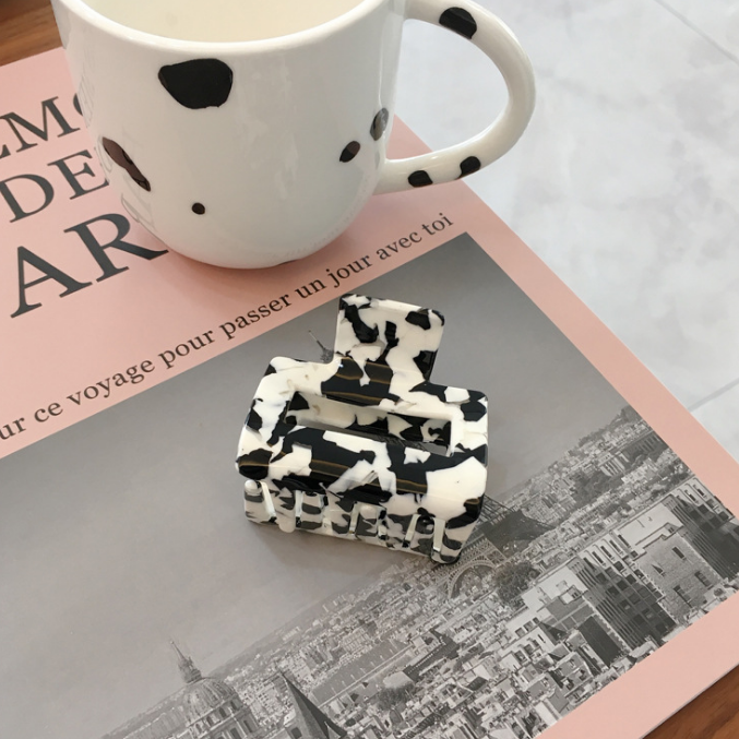 A popular black and white small square gripper with blue and white porcelain patterns