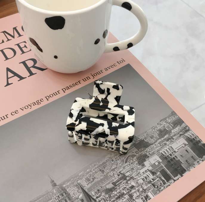 A popular black and white small square gripper with blue and white porcelain patterns details Picture