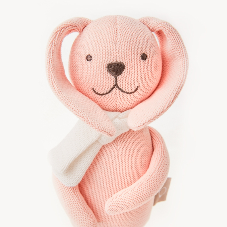The newborn baby rabbit accompanies the toy to sleep and soothes the sleep