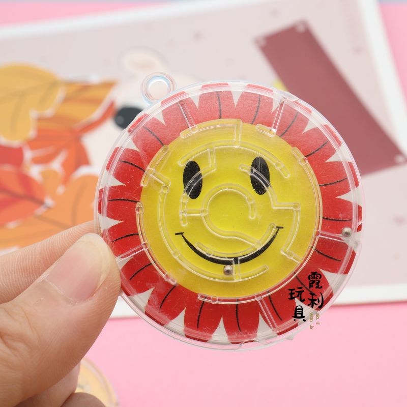 Round maze, smiling face ball, children's plastic toys, educational toys, gifts, gacha Application Scenario