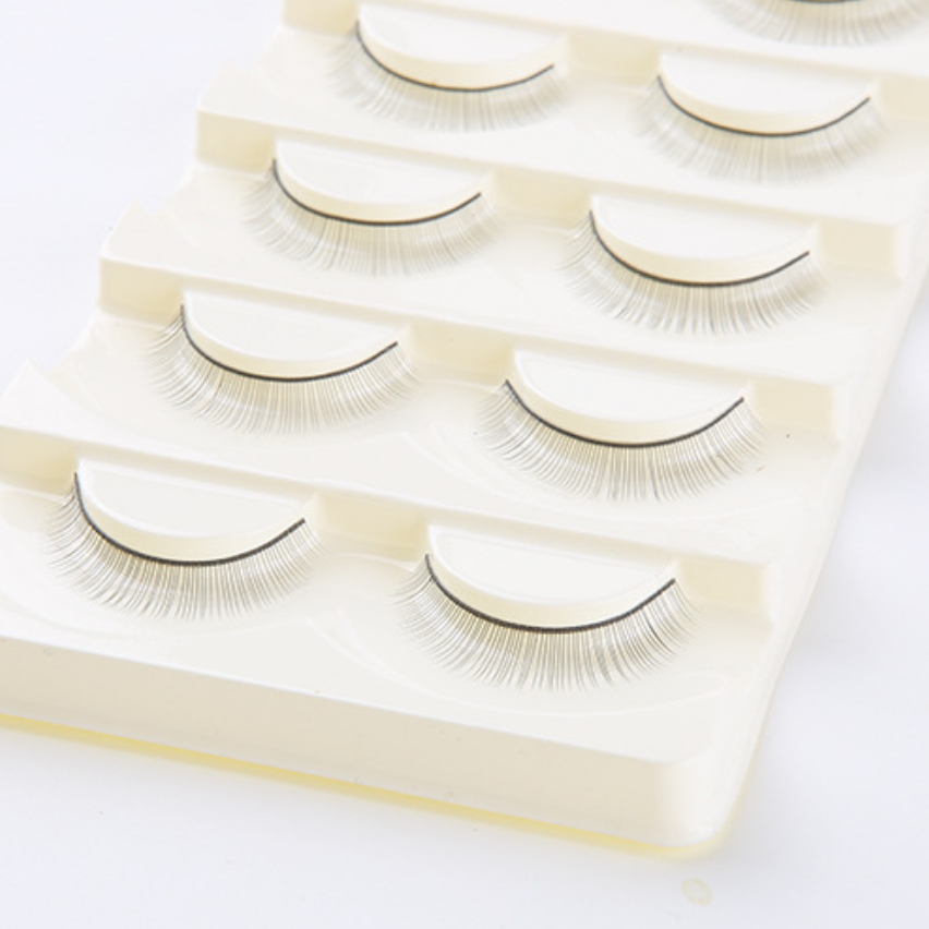 False eyelashes 2: Natural eyelashes with simulated curls, each false eyelash distinct and thick pic 2