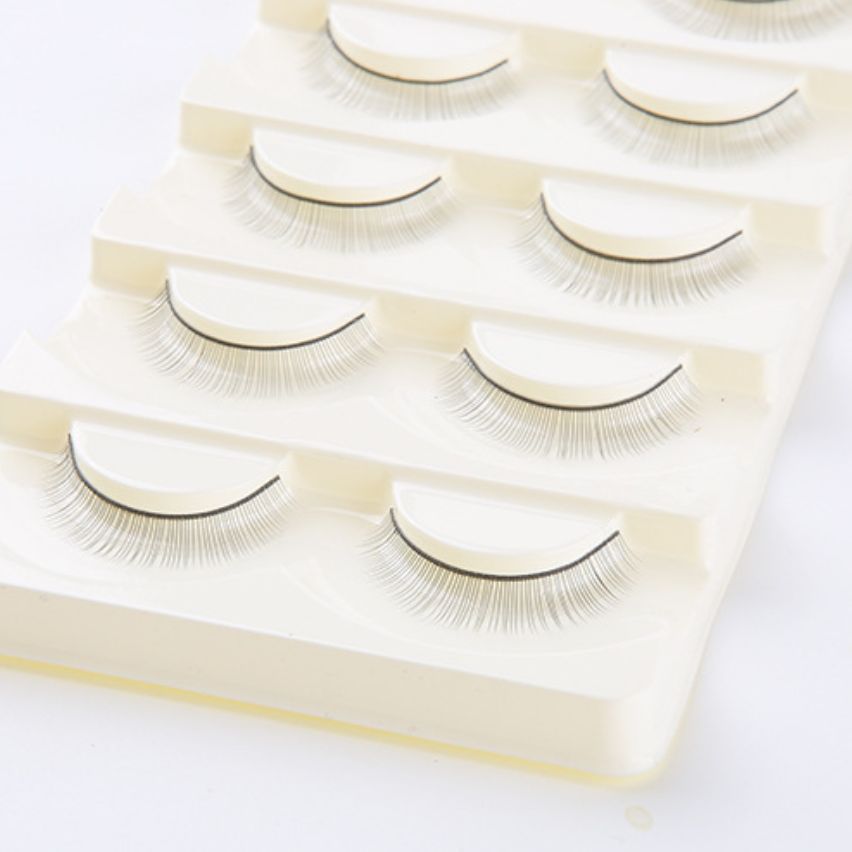 False eyelashes 3: Natural eyelashes with simulated curls, each false eyelash distinct and thick details Picture