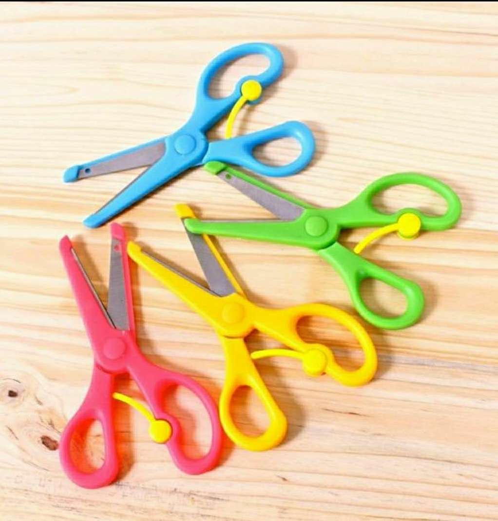 Office and educational knives and scissors, stationery scissors, 5-inch spring scissors, student safety scissors, office and cultural binding desk knives, graphic design scissors, student scissors, children's educational scissors Application Scenario