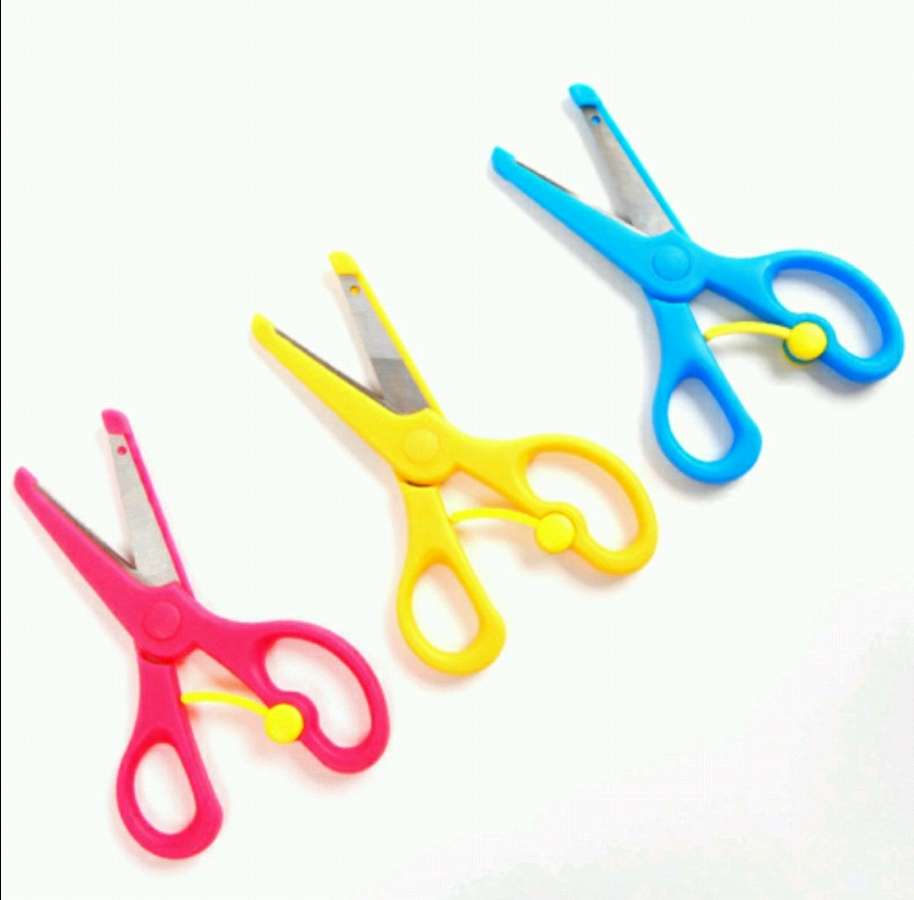 Office and educational knives and scissors, stationery scissors, 5-inch spring scissors, student safety scissors, office and cultural binding desk knives, graphic design scissors, student scissors, children's educational scissors Specification drawing