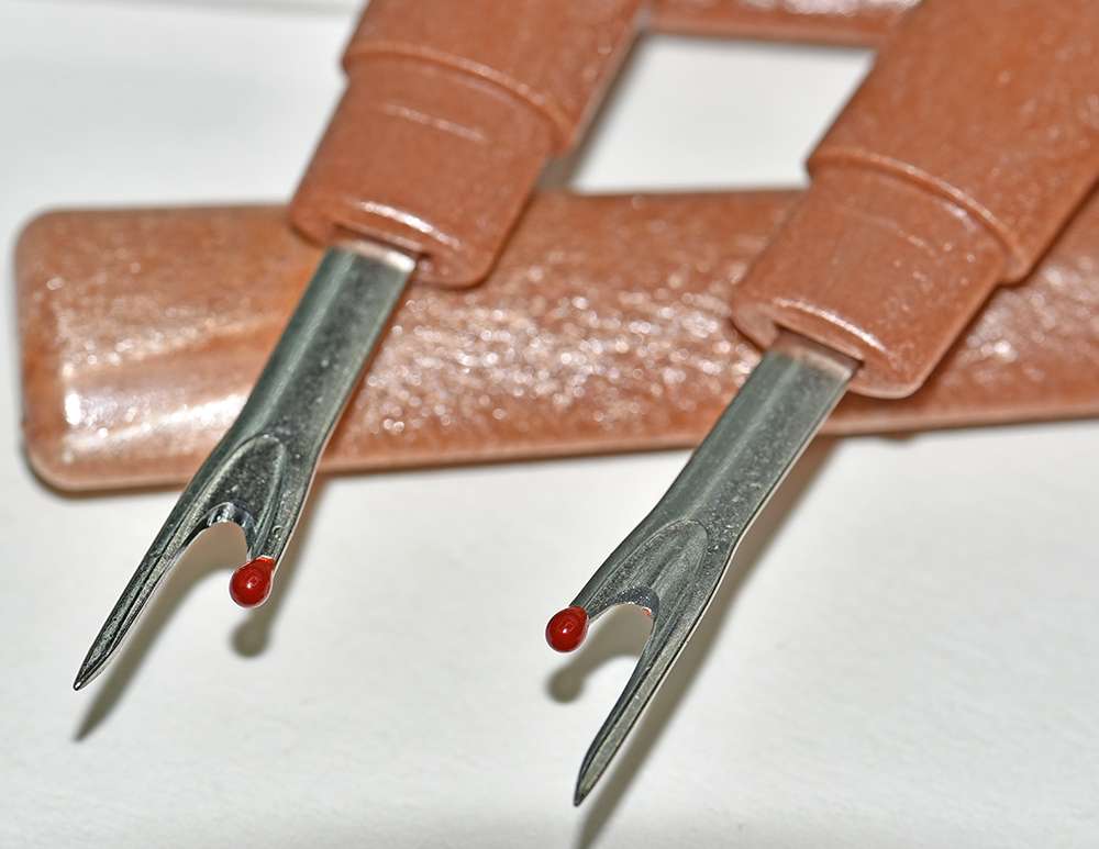 A wire breaker with a wooden handle, a large-sized wire remover Application Scenario