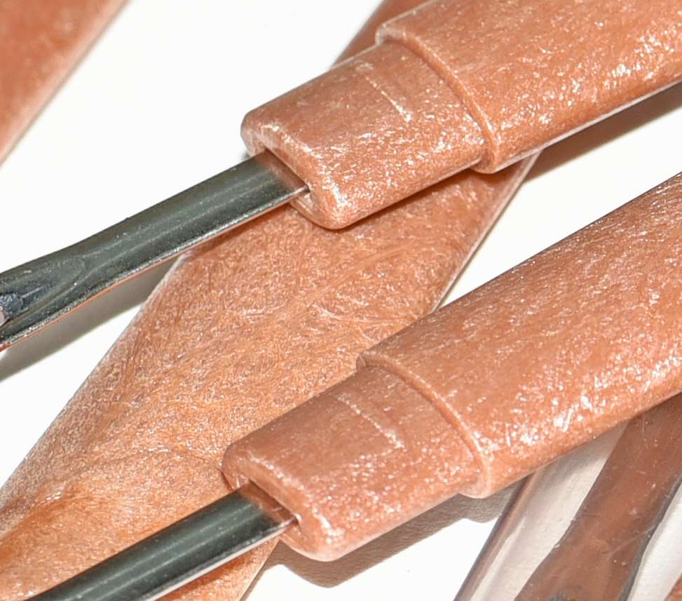 A wire breaker with a wooden handle, a large-sized wire remover Item Picture