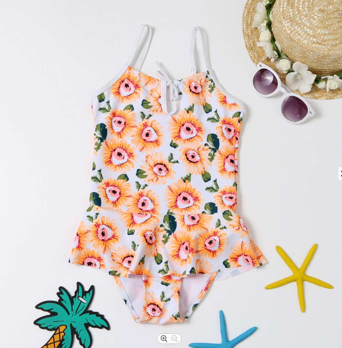 2022 Children's Printed Strawberry Floral Bikini Swimsuit Application Scenario