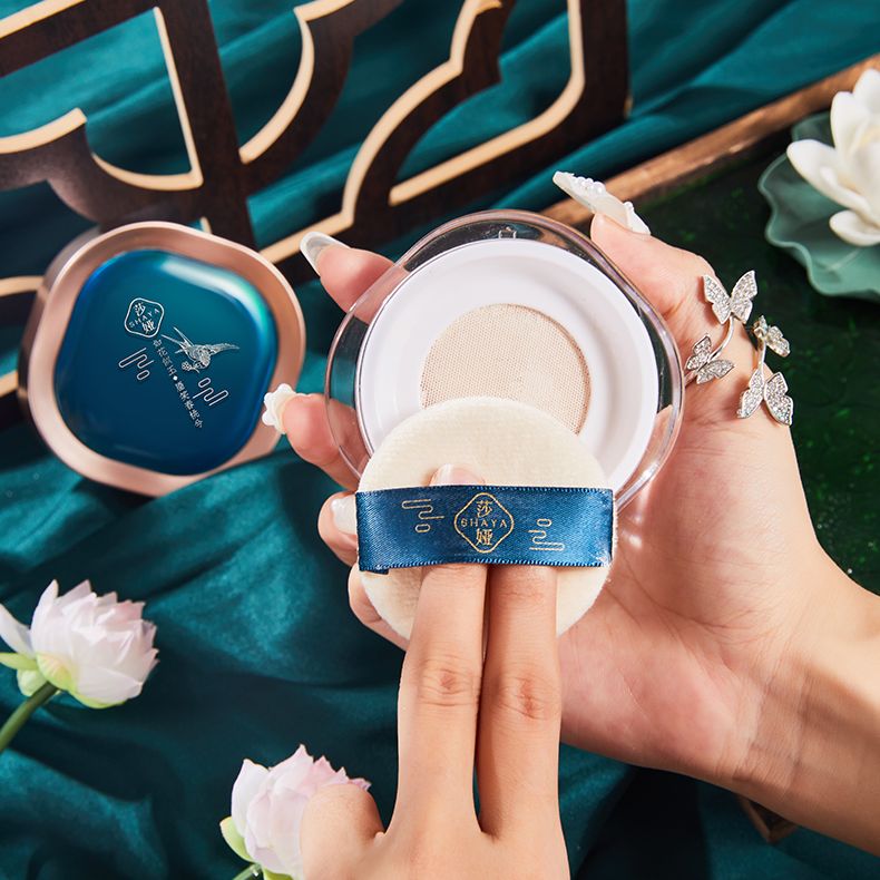 Flower Air Xizi Loose Powder Setting Powder Compact for Women is waterproof, sweat-proof, long-lasting, does not smudge, controls oil, and provides natural concealer Application Scenario