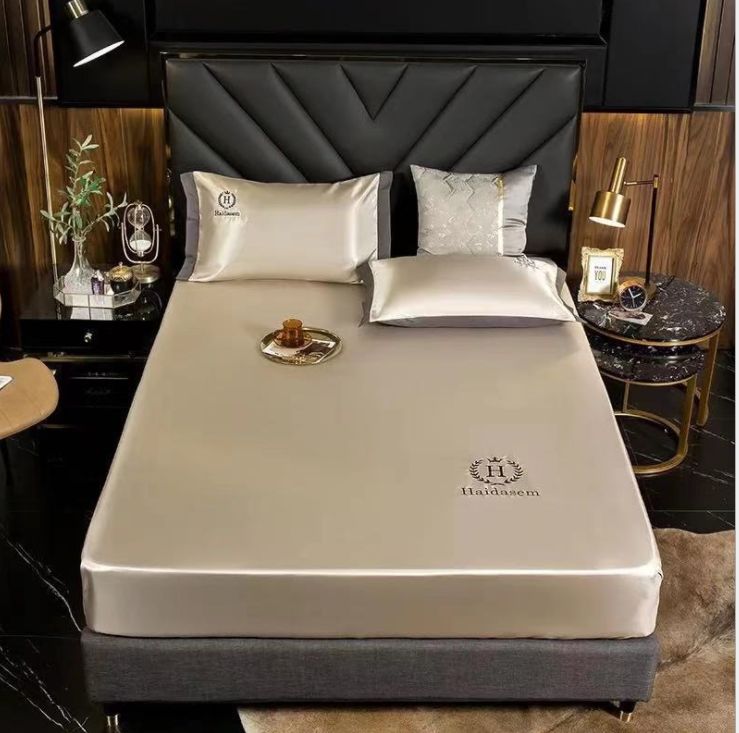 All-season washable bed cover three-piece set with six-sided full coverage Item Picture