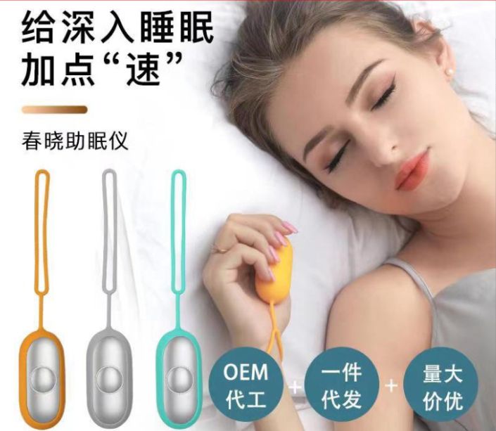 Hold a smart sleep monitor in your hand