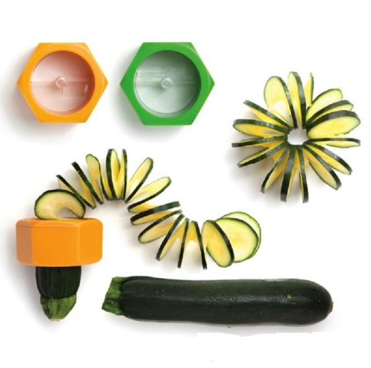 Spiral cucumber slicer